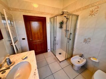 16-appartamento-del-parco-bathroom-with-shower