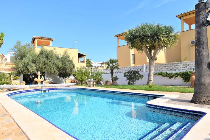Image No.2-Villa de 4 chambres à vendre à Orihuela Costa