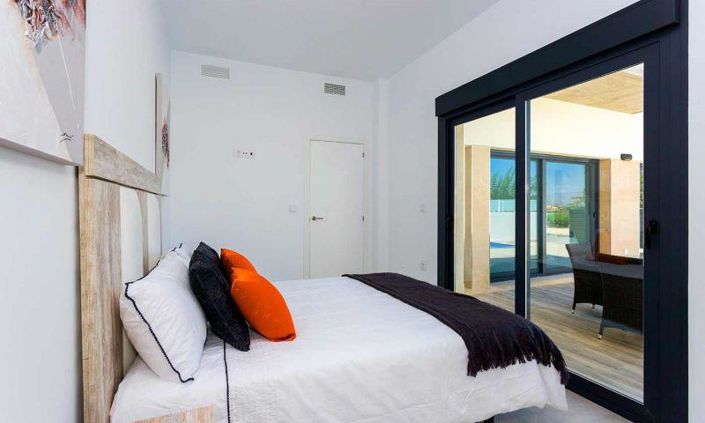 Image No.12-3 Bed Property for sale