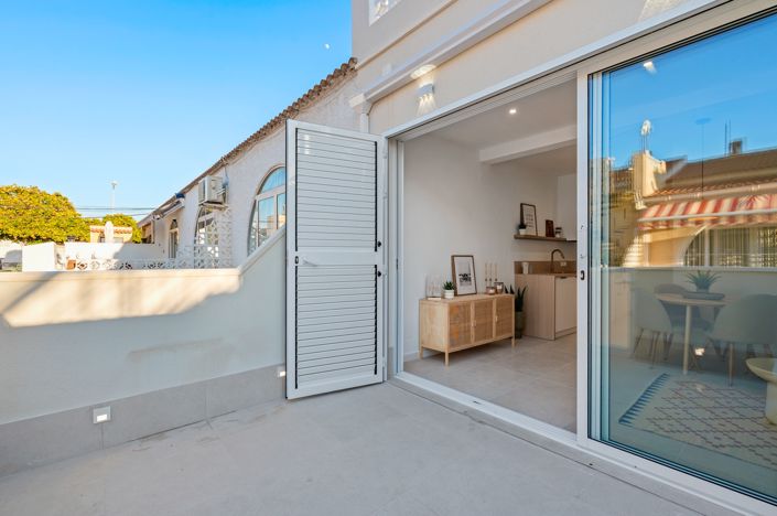 Image No.20-2 Bed Townhouse for sale