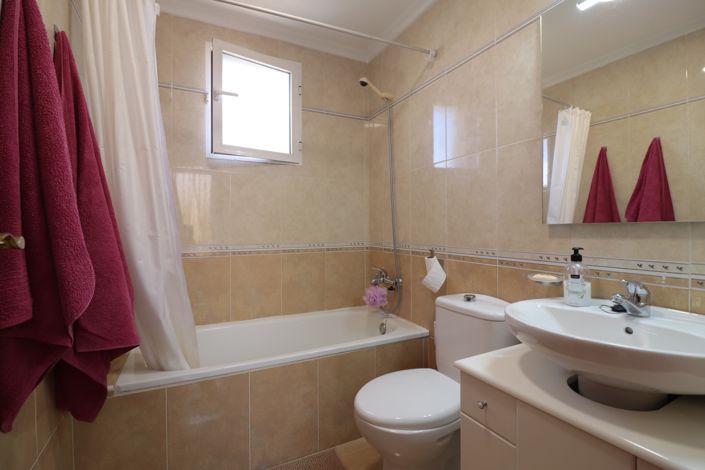 Image No.15-3 Bed Property for sale