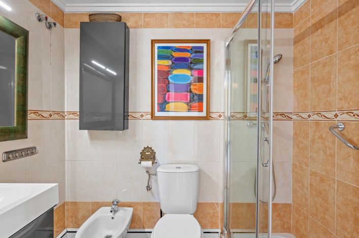 Image No.24-3 Bed Property for sale