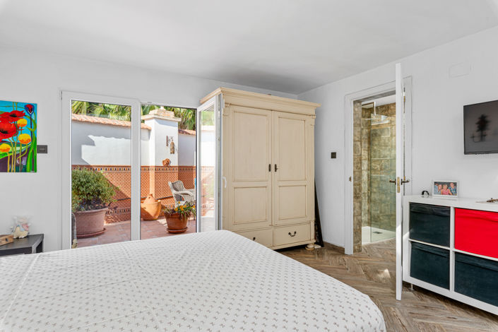 Image No.14-4 Bed Country Property for sale