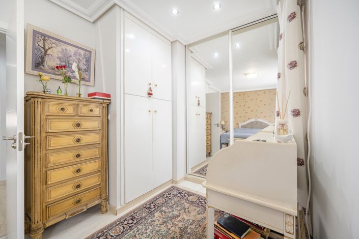 Image No.18-4 Bed Townhouse for sale