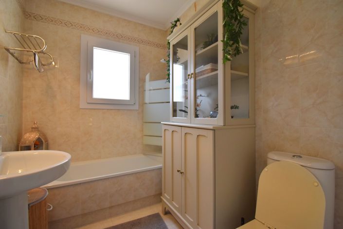 Image No.18-3 Bed Property for sale