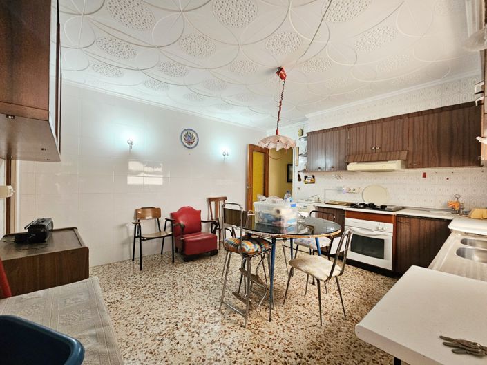 Image No.6-7 Bed Property for sale