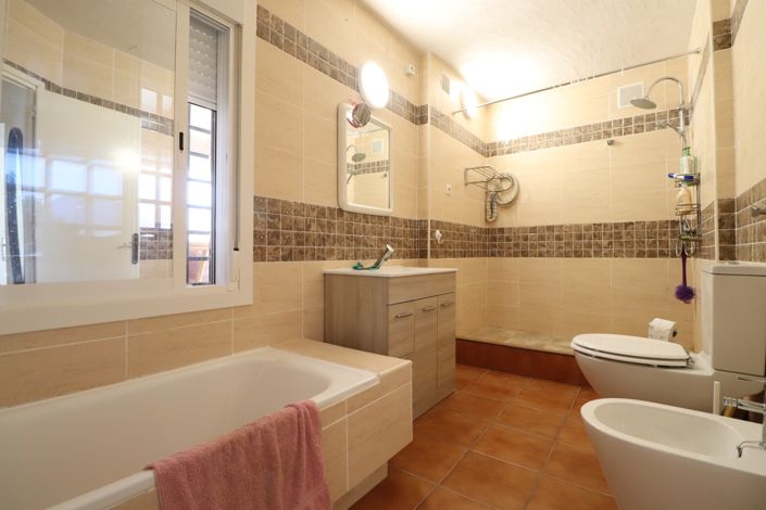 Image No.9-4 Bed Country Property for sale