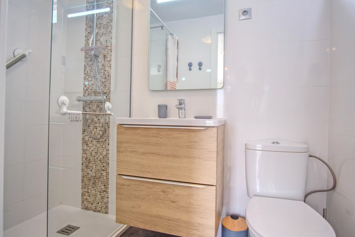 Image No.40-3 Bed Property for sale