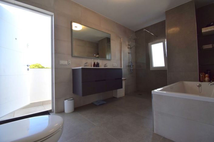 Image No.20-4 Bed Apartment for sale