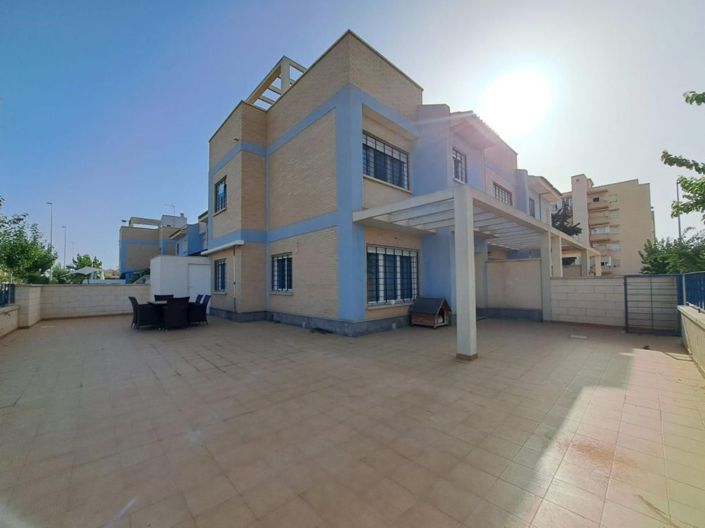 Image No.1-4 Bed House for sale