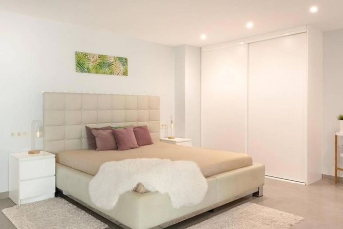 Image No.17-4 Bed House for sale