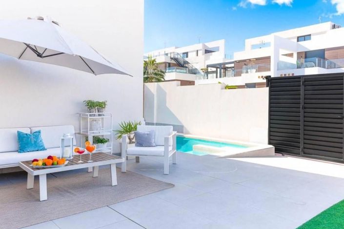 Image No.2-4 Bed House for sale