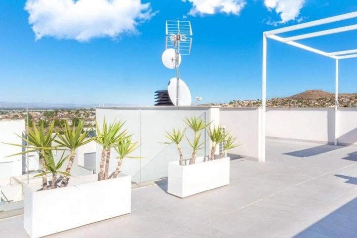 Image No.25-4 Bed House for sale