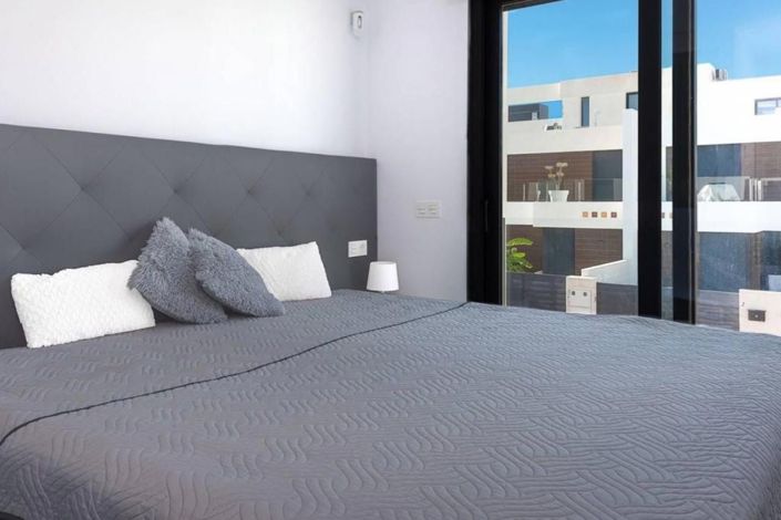 Image No.9-4 Bed House for sale