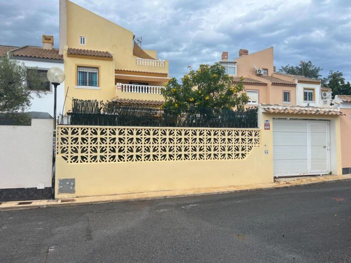 Image No.2-4 Bed House for sale