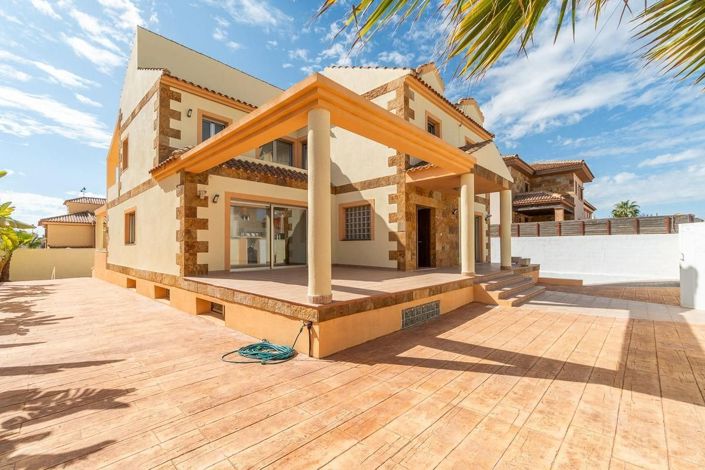 Image No.1-6 Bed Villa for sale
