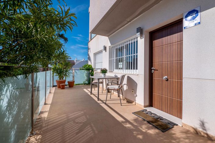 Image No.8-2 Bed House for sale