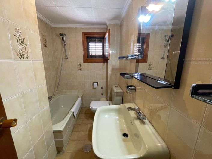 Image No.12-6 Bed House for sale