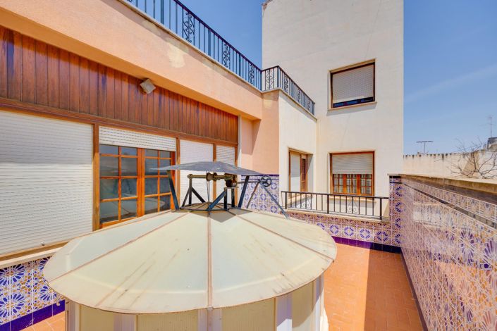 Image No.100-12 Bed Villa for sale