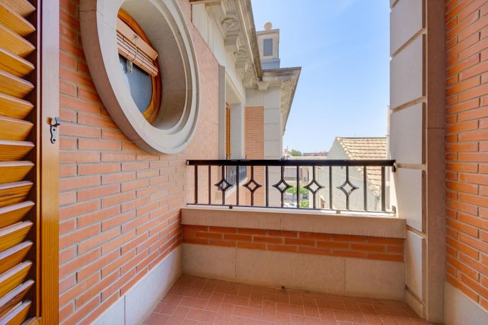 Image No.108-12 Bed Villa for sale