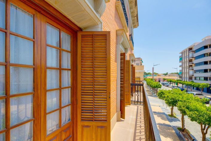 Image No.137-12 Bed Villa for sale