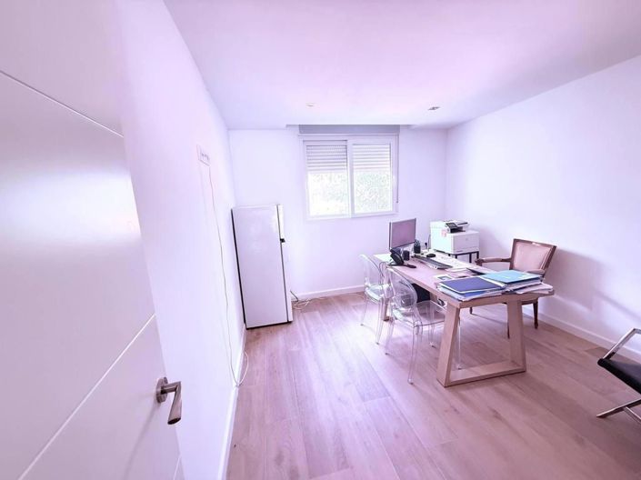 Image No.10-3 Bed House for sale