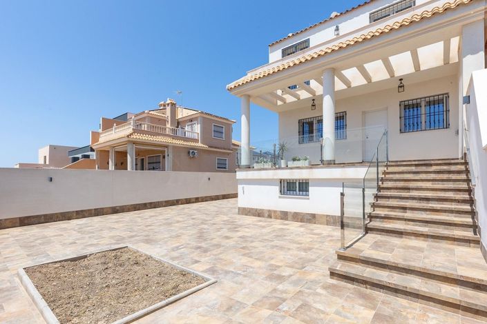 Image No.2-Villa de 4 chambres à vendre à Torrevieja
