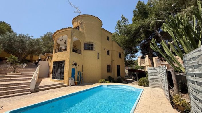 Image No.1-6 Bed Villa for sale