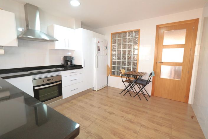 Image No.10-3 Bed House for sale