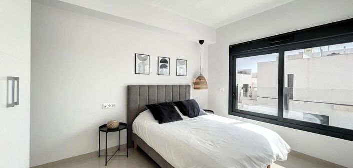 Image No.12-3 Bed House for sale