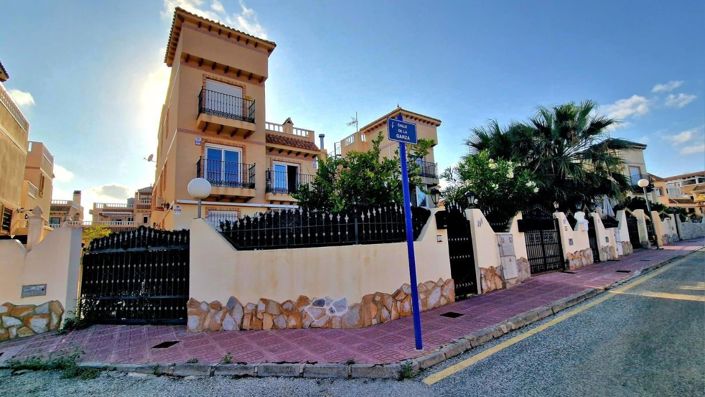 Image No.1-3 Bed House for sale