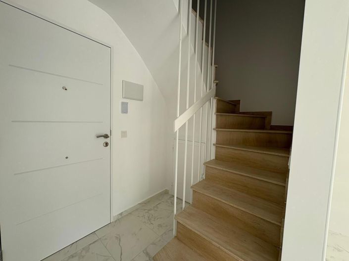 Image No.10-3 Bed House for sale