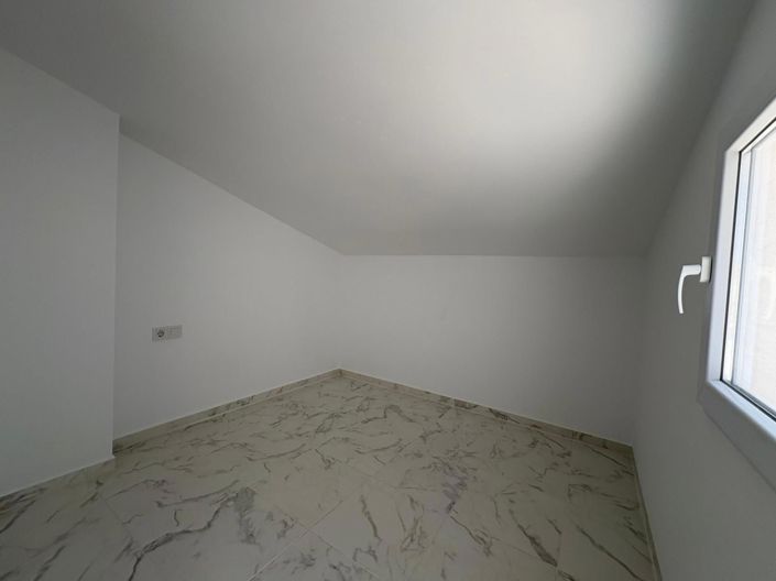 Image No.8-3 Bed House for sale