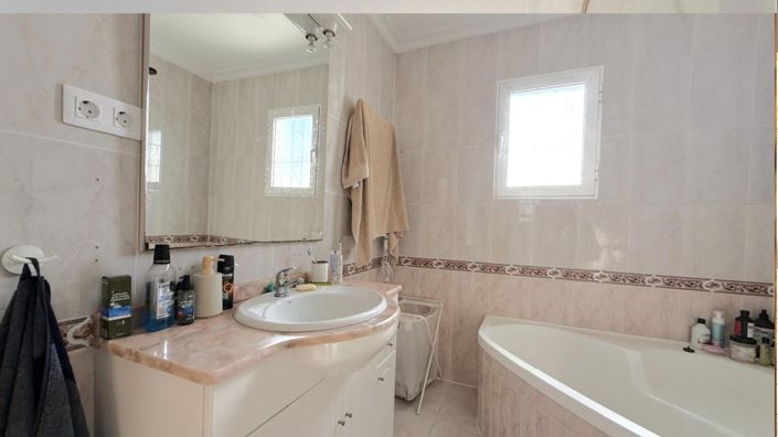 Image No.12-2 Bed House for sale