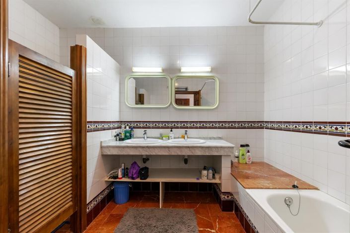 Image No.12-2 Bed House for sale