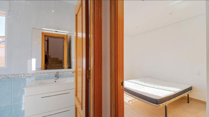 Image No.17-2 Bed House for sale