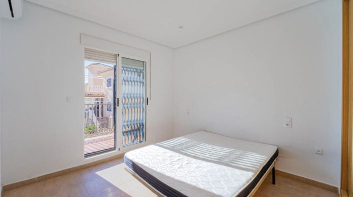 Image No.18-2 Bed House for sale