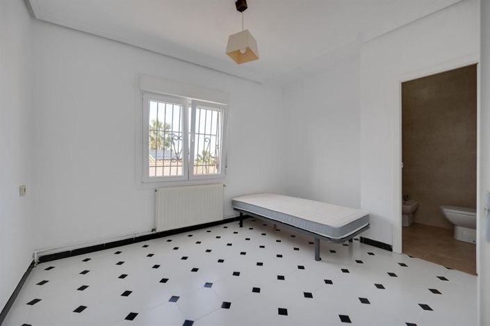 Image No.11-3 Bed House for sale
