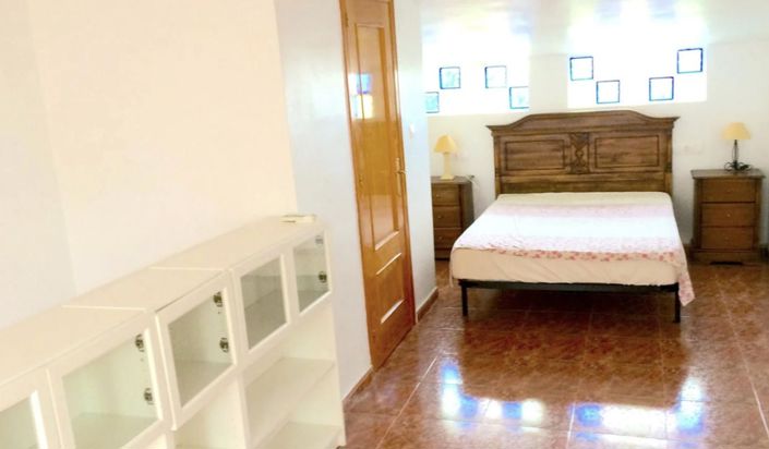 Image No.10-3 Bed House for sale