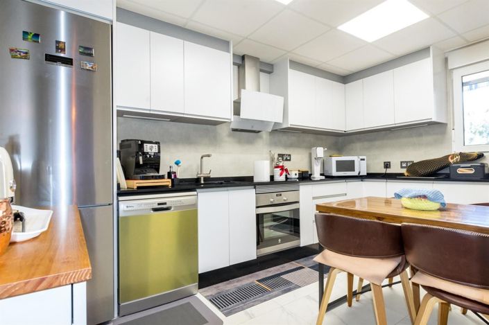 Image No.12-2 Bed House for sale