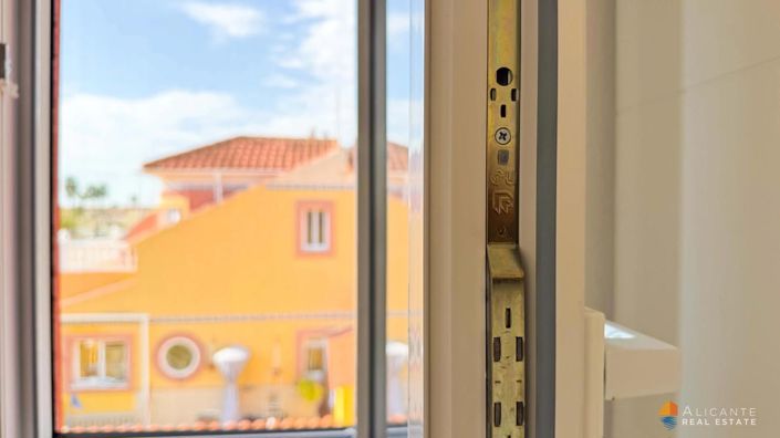 Image No.19-2 Bed House for sale