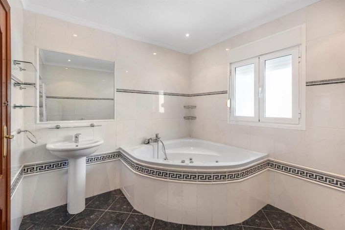 Image No.12-5 Bed Villa for sale