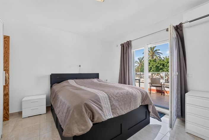 Image No.18-3 Bed House for sale