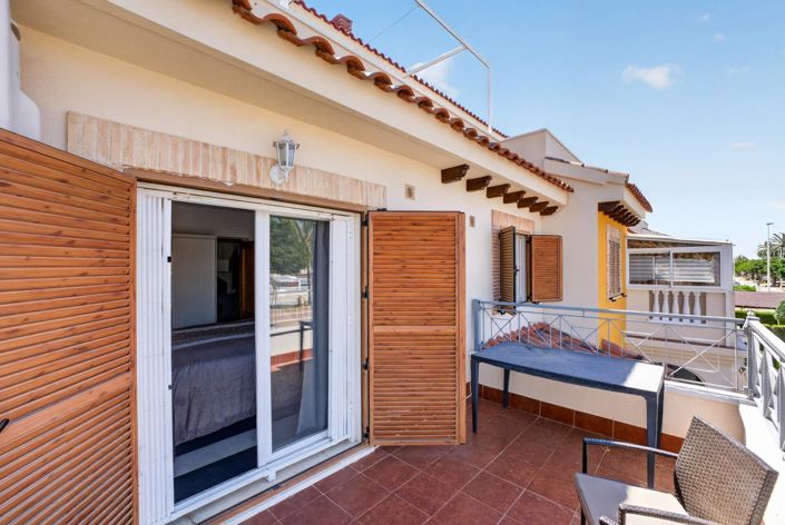 Image No.19-3 Bed Townhouse for sale