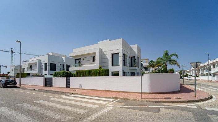 Image No.2-4 Bed Villa for sale