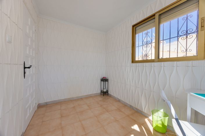 Image No.20-2 Bed Townhouse for sale