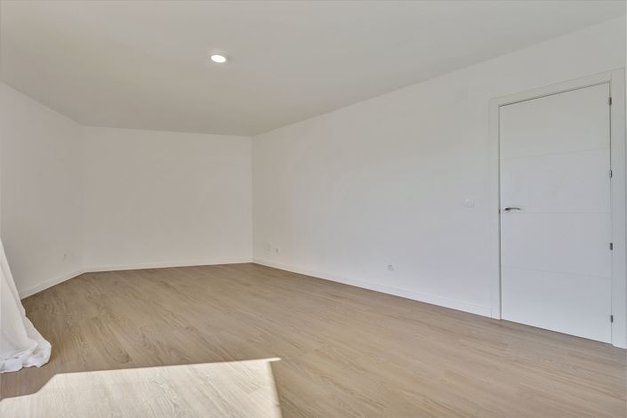 Image No.9-3 Bed Apartment for sale