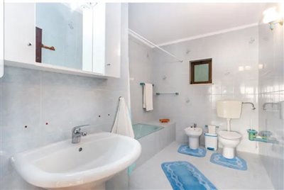 Image 18 of 21 : 6 Bedroom Villa Ref: GV667