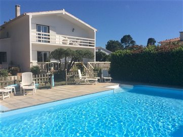 Image 1 of 71 : 4 Bedroom Villa Ref: AV2230