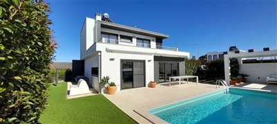 Image 1 of 33 : 3 Bedroom Villa Ref: AV2232